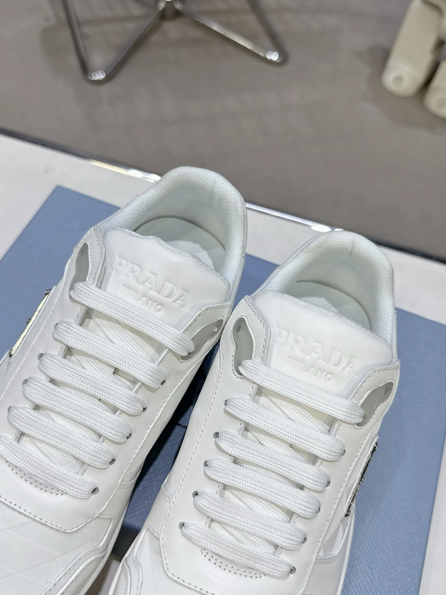 👟👟Ex-factory price 580👟👟 Couple style Prada Latest Downtown Bold series Triangle logo Casual sneakers White shoes Original purchase, development and production Downtown Bold sneakers are inspired by the basketball shoes of the 1980s, with a sporty design and exquisite details. Crafted from perforated leather, the statement platform sole provides a unique, modern style. The Prada logo is interpreted from different angles, decorated with the iconic enameled triangular metal logo, highlighting the unique classic style. Exquisite packaging at the delivery counter🛍📦 ▪️Fabric: Original custom imported first-layer cowhide ▪️Lining: Original imported soft sheepskin ▪️Outsole: Original open-molded rubber bottom material ▪️Size: Women's 35-40 Men's 39-45